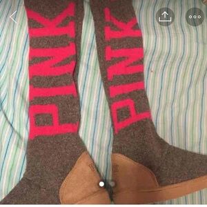 VS PINK MUKLUKS GRAY/PINK SIZE 7-8